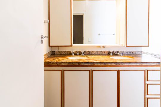 Banheiro de apartamento à venda com 3 quartos, 198m² em Perdizes, São Paulo