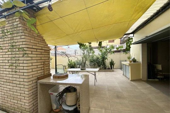 Casa à venda com 3 quartos, 300m² em Vila Nivi, São Paulo