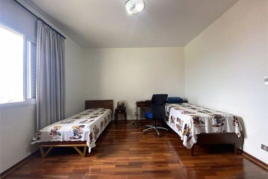 Quarto de casa à venda com 3 quartos, 300m² em Vila Nivi, São Paulo