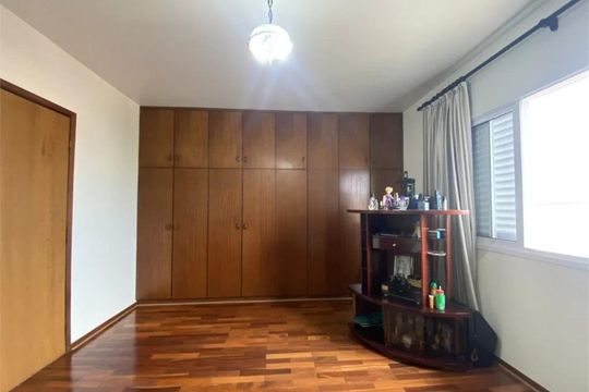 Quarto de casa à venda com 3 quartos, 300m² em Vila Nivi, São Paulo