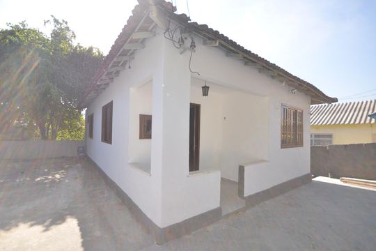Fachada de casa para alugar com 2 quartos, 75m² em Campo Grande, Rio de Janeiro