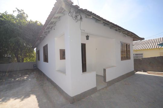 Fachada de casa para alugar com 2 quartos, 75m² em Campo Grande, Rio de Janeiro