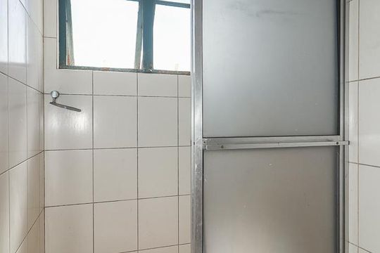 Banheiro de kitnet/studio para alugar com 0 quarto, 30m² em Floresta, Porto Alegre