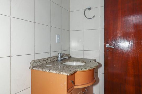 Banheiro de kitnet/studio para alugar com 0 quarto, 30m² em Floresta, Porto Alegre