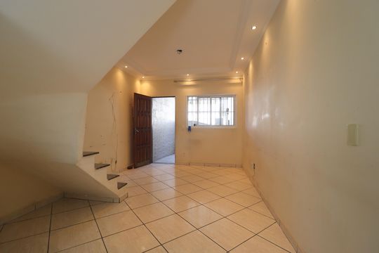 Sala de casa à venda com 2 quartos, 70m² em Jardim Magali, Santo André