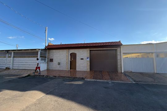 Fachada  de casa para alugar com 4 quartos, 140m² em Conjunto F, Brasília