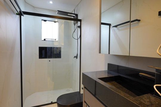 Banheiro de kitnet/studio para alugar com 1 quarto, 40m² em Morro das Pedras, Florianópolis