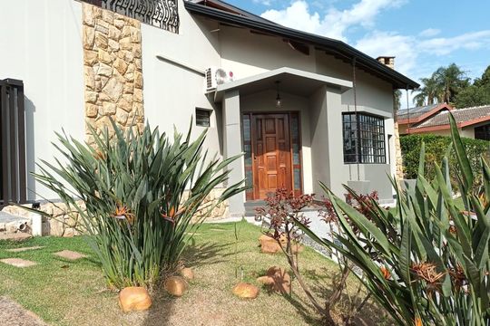 Fachada de casa de condomínio para alugar com 4 quartos, 336m² em Condomínio Estância Marambaia, Vinhedo