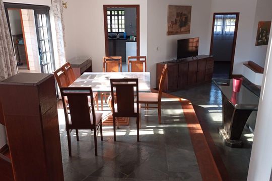 Sala de casa de condomínio para alugar com 4 quartos, 336m² em Condomínio Estância Marambaia, Vinhedo