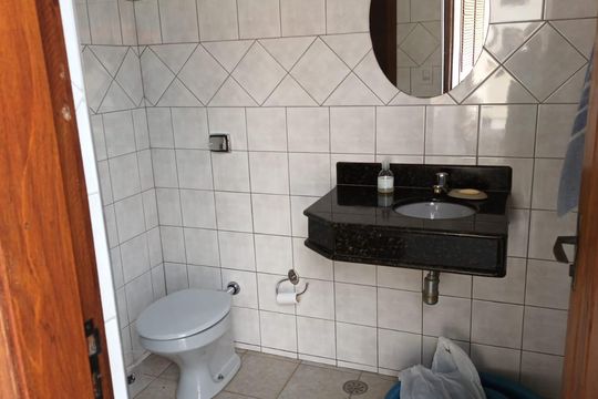 Banheiro 2 de casa de condomínio para alugar com 4 quartos, 336m² em Condomínio Estância Marambaia, Vinhedo