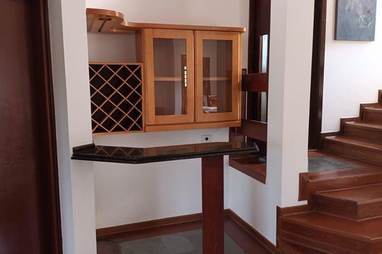 Sala de casa de condomínio para alugar com 4 quartos, 336m² em Condomínio Estância Marambaia, Vinhedo