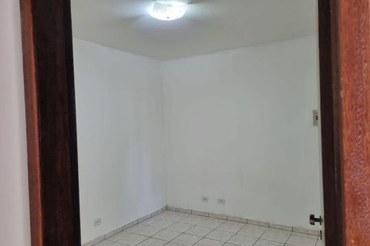 Quarto 1 de casa para alugar com 2 quartos, 50m² em Jardim Maria Virginia, São Paulo