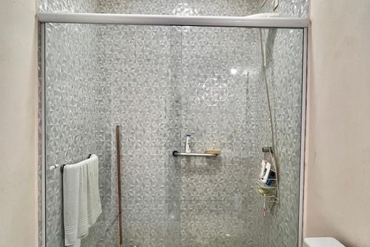 Banheiro de apartamento à venda com 1 quarto, 46m² em Jardim Brasil, Campinas
