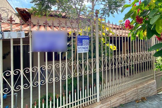 Placa instalada de casa à venda com 3 quartos, 208m² em União, Belo Horizonte
