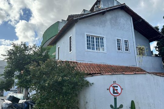 Fachada de casa de condomínio à venda com 3 quartos, 130m² em Vargem Grande, Rio de Janeiro