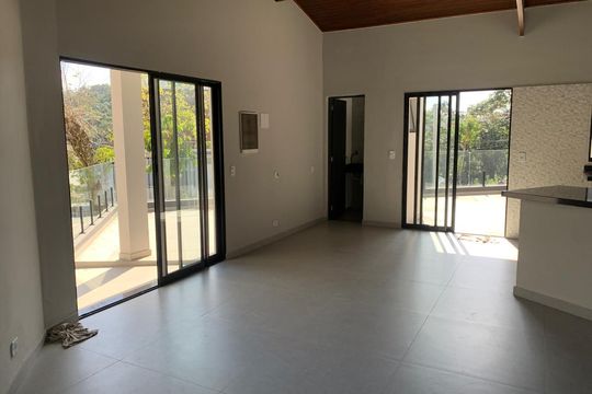 Sala de casa de condomínio para alugar com 3 quartos, 380m² em Aruã, Mogi das Cruzes