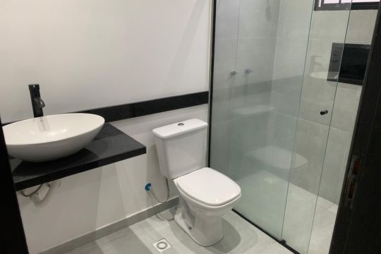 Banheiro da Suíte 2 de casa de condomínio para alugar com 3 quartos, 380m² em Aruã, Mogi das Cruzes