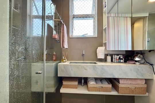 Banheiro de apartamento para alugar com 1 quarto, 27m² em Jardim Botânico, Rio de Janeiro