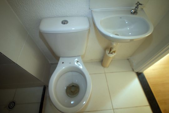Banheiro de apartamento para alugar com 2 quartos, 41m² em Brás de Pina, Rio de Janeiro