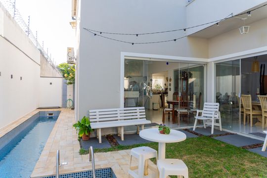 Área Externa de casa de condomínio para alugar com 3 quartos, 360m² em Loteamento Villa Branca, Jacareí