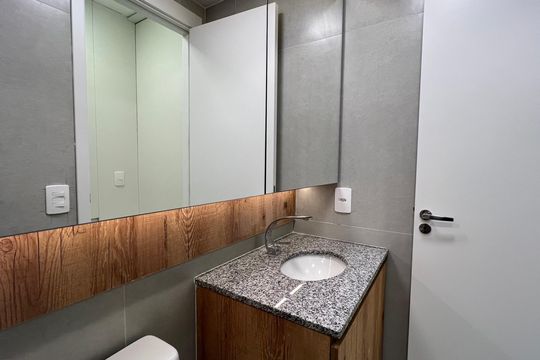 Banheiro de kitnet/studio para alugar com 1 quarto, 33m² em Pinheiros, São Paulo