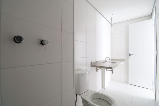 Banheiro de apartamento à venda com 1 quarto, 42m² em Barra Funda, São Paulo