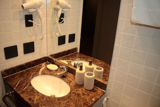 Banheiro de kitnet/studio à venda com 1 quarto, 30m² em Higienópolis, São Paulo