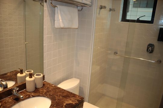 Banheiro de kitnet/studio à venda com 1 quarto, 30m² em Higienópolis, São Paulo