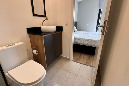 Banheiro social de kitnet/studio à venda com 1 quarto, 27m² em Santo Amaro, São Paulo
