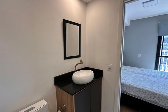 Banheiro social de kitnet/studio à venda com 1 quarto, 27m² em Santo Amaro, São Paulo