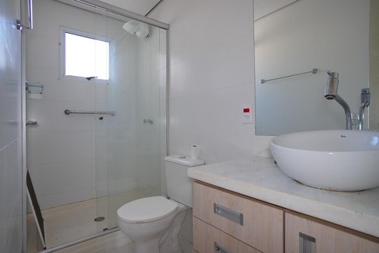 Banheiro Corredor - Segundo Andar de casa de condomínio à venda com 3 quartos, 72m² em Sarandi, Porto Alegre