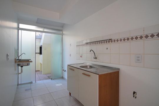 Cozinha de casa de condomínio à venda com 3 quartos, 72m² em Sarandi, Porto Alegre