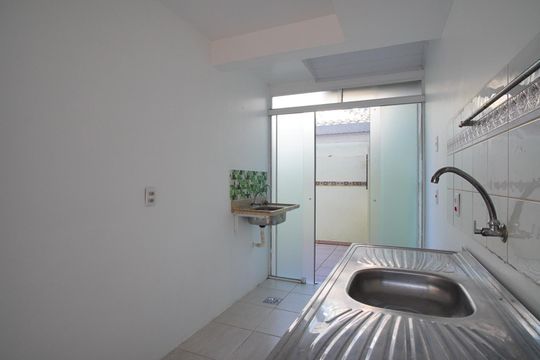 Cozinha de casa de condomínio à venda com 3 quartos, 72m² em Sarandi, Porto Alegre