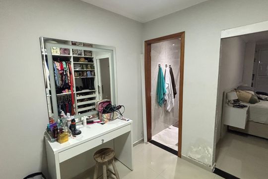 Suíte 1 Closet de casa à venda com 2 quartos, 200m² em Jardim Stella, Santo André