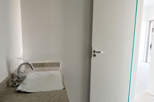 Banheiro social de apartamento à venda com 2 quartos, 96m² em City América, São Paulo