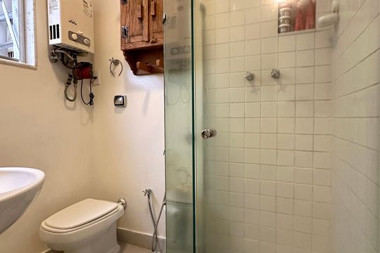 Banheiro da Suíte 1 de apartamento à venda com 4 quartos, 190m² em Leme, Rio de Janeiro