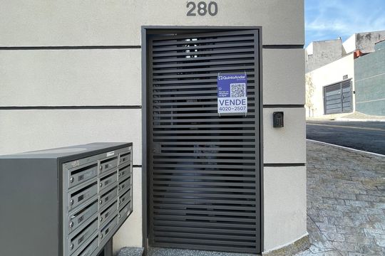 Fachada+Placa de apartamento à venda com 1 quarto, 31m² em Vila Granada, São Paulo