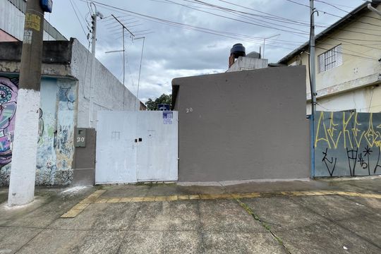 Fachada + Placa de casa para alugar com 1 quarto, 90m² em Jardim Belem, São Paulo
