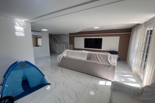 Sala de casa de condomínio à venda com 5 quartos, 366m² em Recreio dos Bandeirantes, Rio de Janeiro