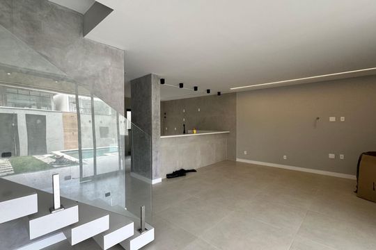 Sala de casa à venda com 4 quartos, 200m² em Vargem Pequena, Rio de Janeiro