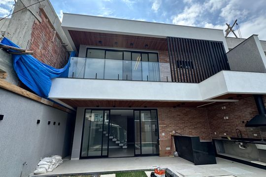 Fachada de casa à venda com 4 quartos, 200m² em Vargem Pequena, Rio de Janeiro