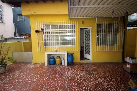 Quintal fundos de casa à venda com 3 quartos, 150m² em Brás de Pina, Rio de Janeiro