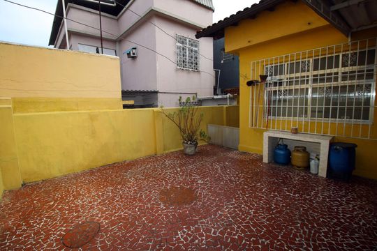 Quintal fundos de casa à venda com 3 quartos, 150m² em Brás de Pina, Rio de Janeiro