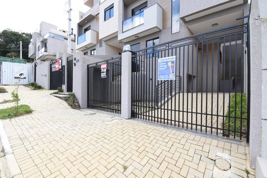 Fachada com placa de casa para alugar com 3 quartos, 127m² em Vista Alegre, Curitiba