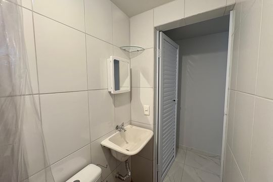 Banheiro Social de kitnet/studio para alugar com 1 quarto, 42m² em Vila Tupi, Várzea Paulista