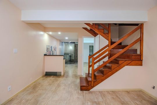 Sala de casa de condomínio para alugar com 3 quartos, 77m² em Humaitá, Porto Alegre