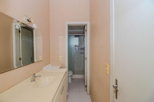 Banheiro da Suíte 1 de casa de condomínio para alugar com 3 quartos, 77m² em Humaitá, Porto Alegre