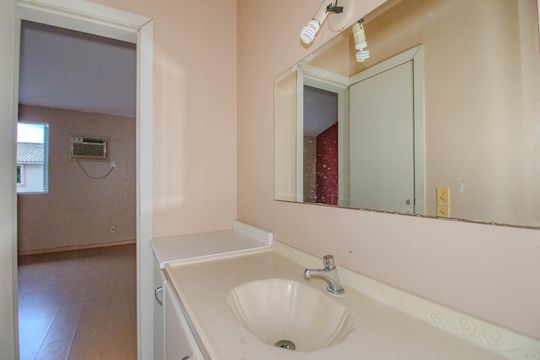 Banheiro da Suíte 1 de casa de condomínio para alugar com 3 quartos, 77m² em Humaitá, Porto Alegre