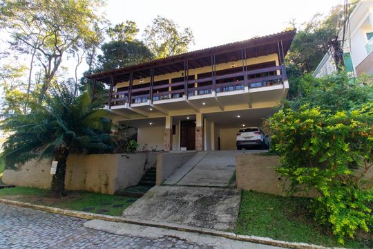Fachada de casa de condomínio à venda com 4 quartos, 336m² em Itaipu, Niterói