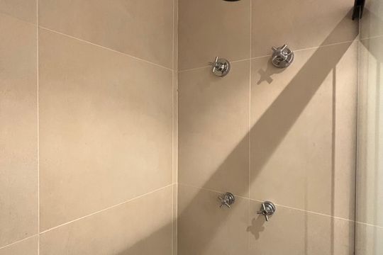Banheiro de kitnet/studio à venda com 1 quarto, 30m² em Indianópolis, São Paulo